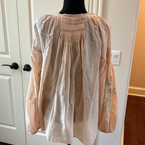 Ladies peach colored puffy sleeve blouse - Picture 4 of 5